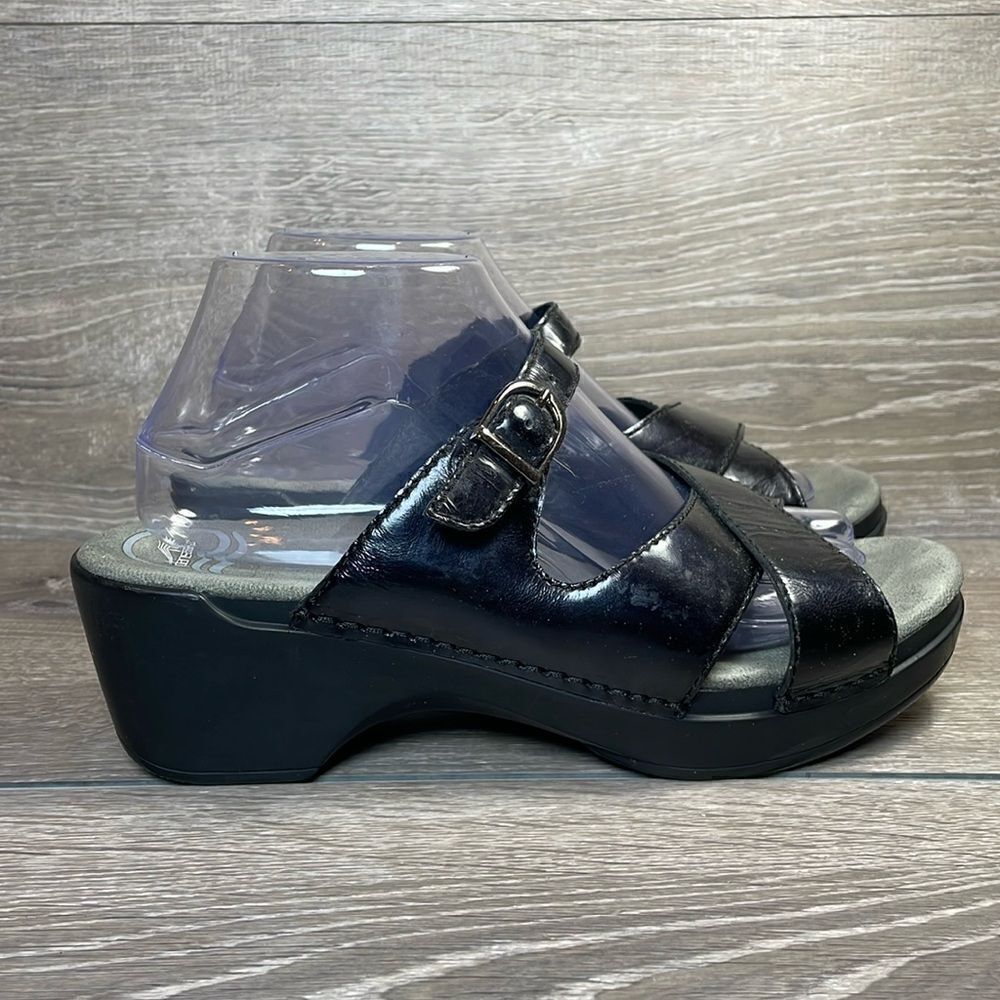 Dansko Sela Women’s Sz 9.5-10/EU 40 Crinkle Black Patent Leather Buckle Clogs